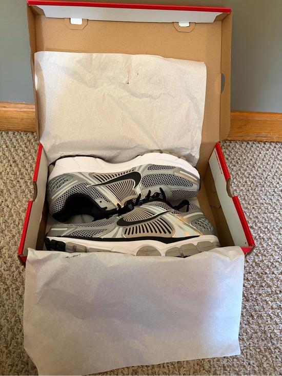 NEW IN BOX Nike Men’s zoom vomero 5 sneakers size 12 main image 6